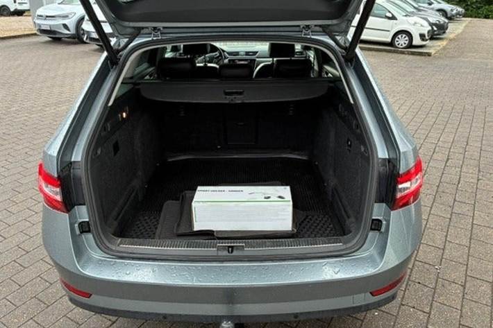 Grå Skoda Superb fra 2019