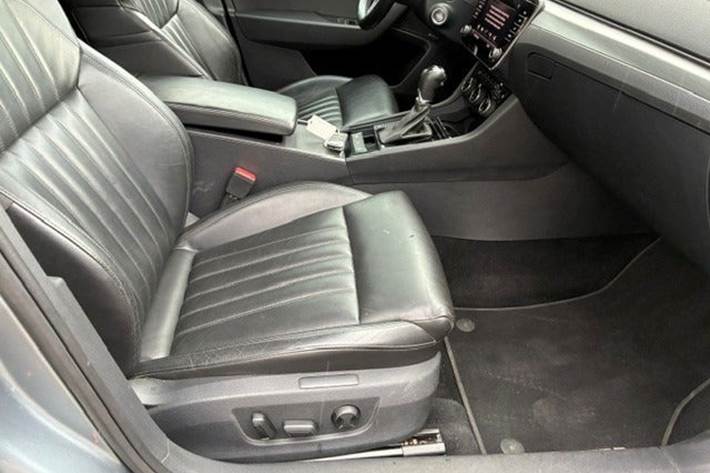Grå Skoda Superb fra 2019