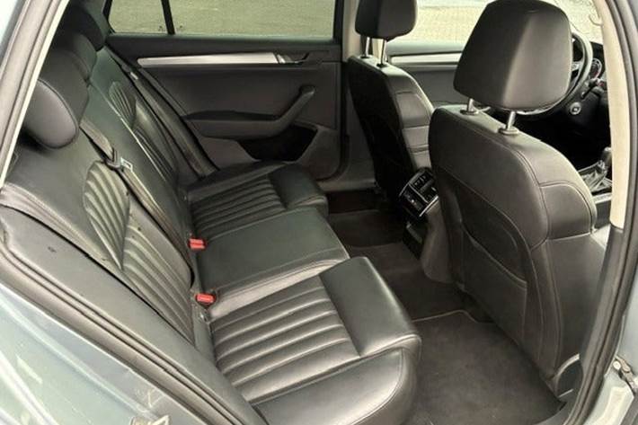 Grå Skoda Superb fra 2019