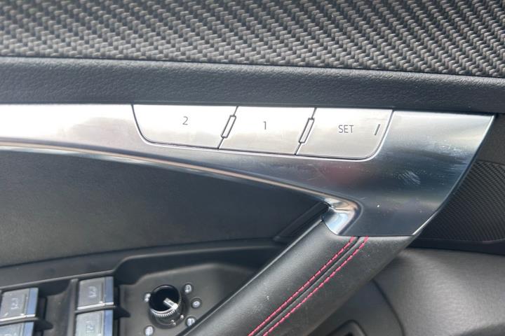 Sort Audi RS6 fra 2022