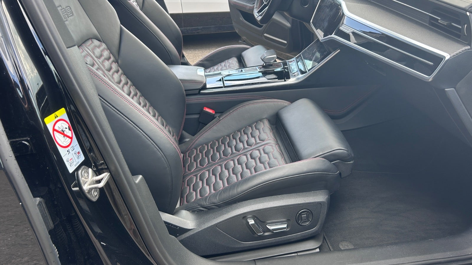Sort Audi RS6 fra 2022