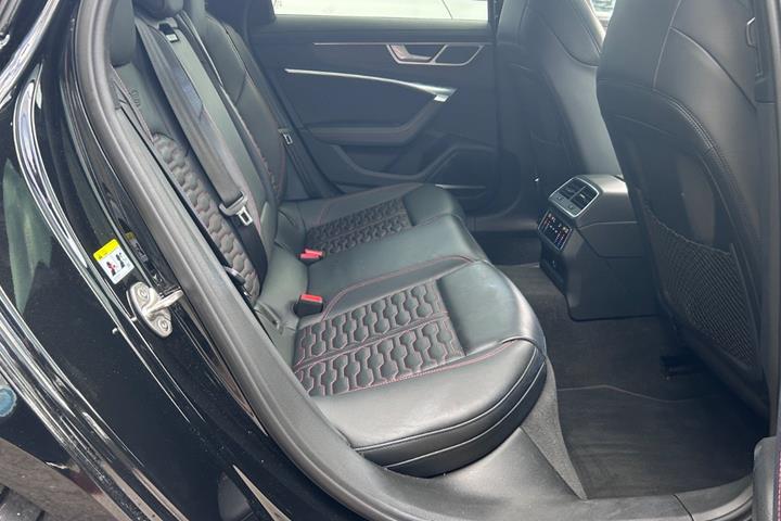 Sort Audi RS6 fra 2022