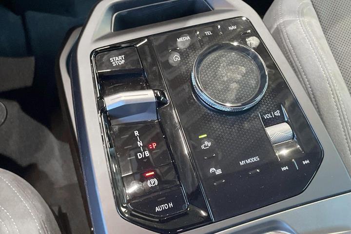 Sort BMW iX fra 2026