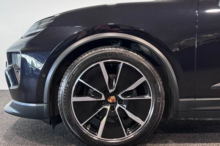 Sort Porsche Macan 4 fra 2025
