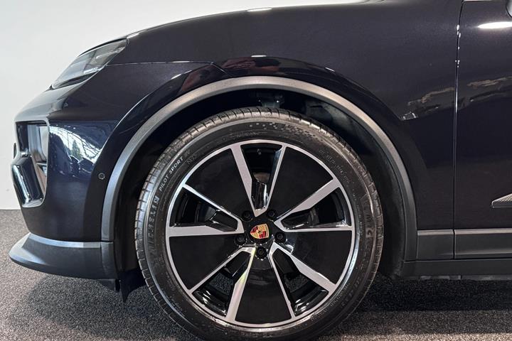 Sort Porsche Macan 4 fra 2025