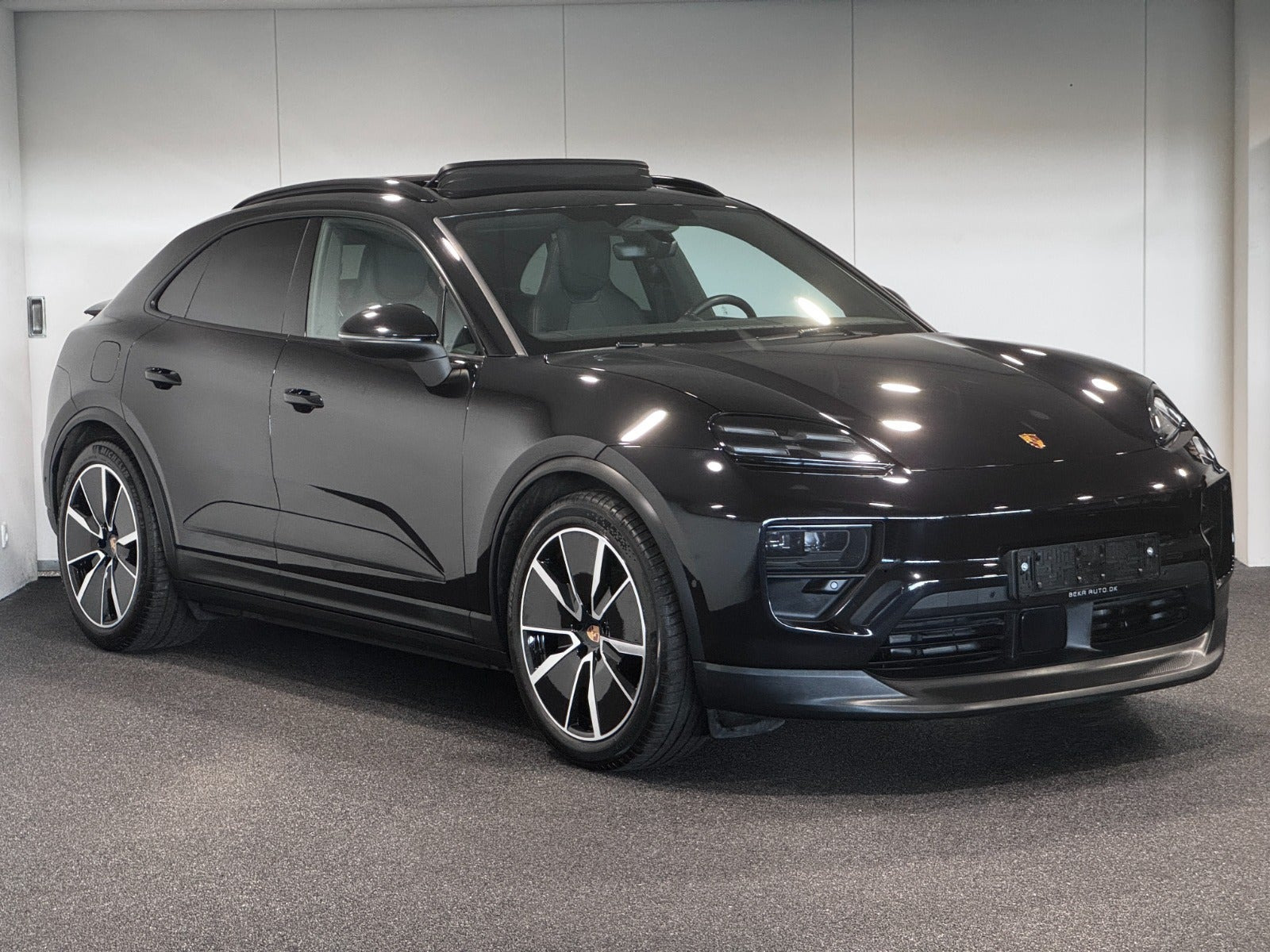 Sort Porsche Macan 4 fra 2025