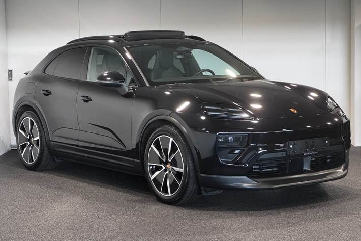 Sort Porsche Macan 4 fra 2025
