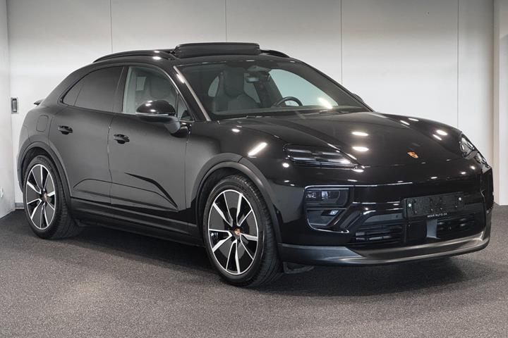Sort Porsche Macan 4 fra 2025