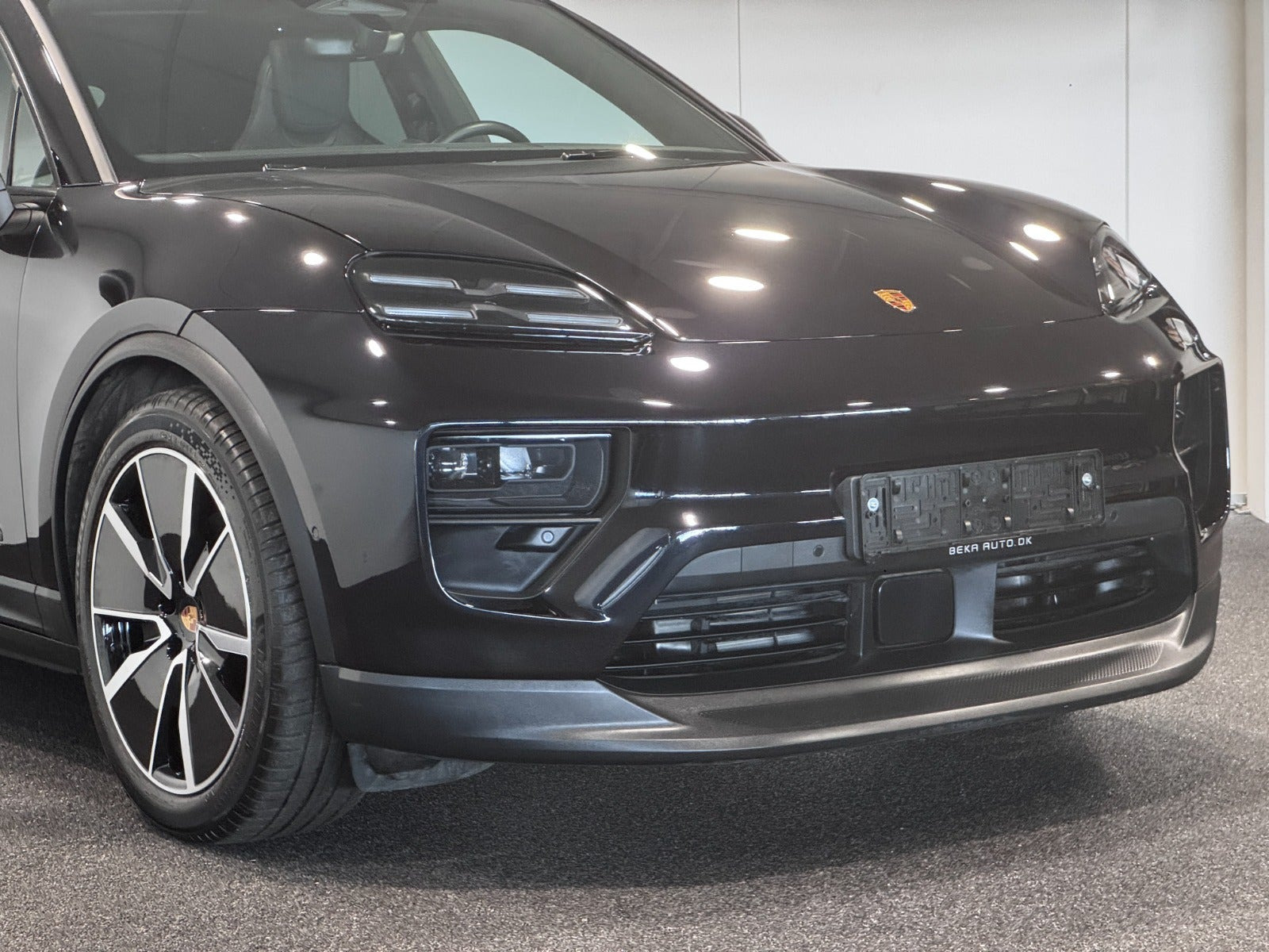 Sort Porsche Macan 4 fra 2025