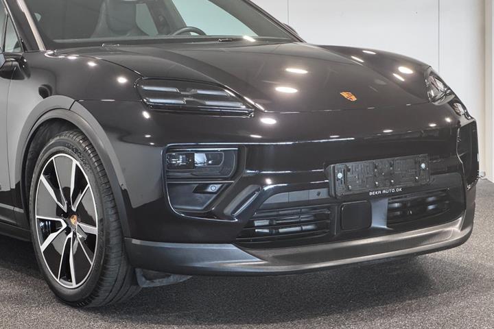 Sort Porsche Macan 4 fra 2025
