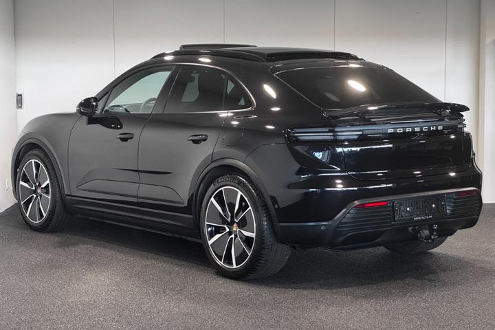 Sort Porsche Macan 4 fra 2025