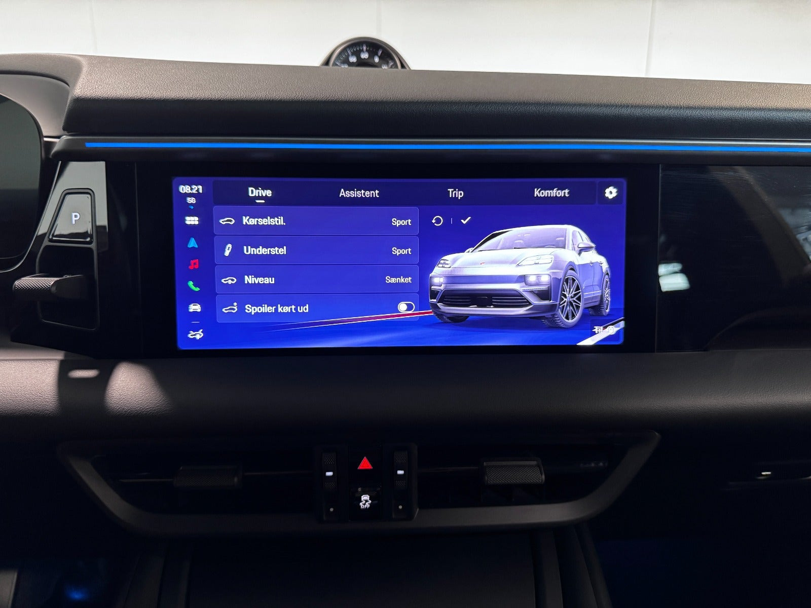 Sort Porsche Macan 4 fra 2025