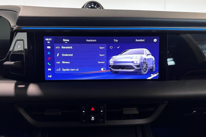 Sort Porsche Macan 4 fra 2025