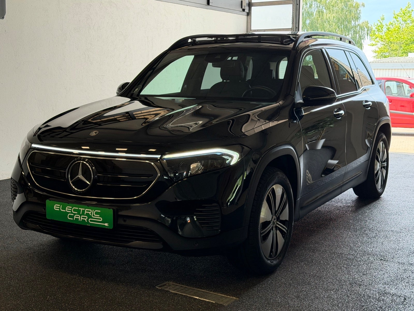 Sort Mercedes EQB250 fra 2023
