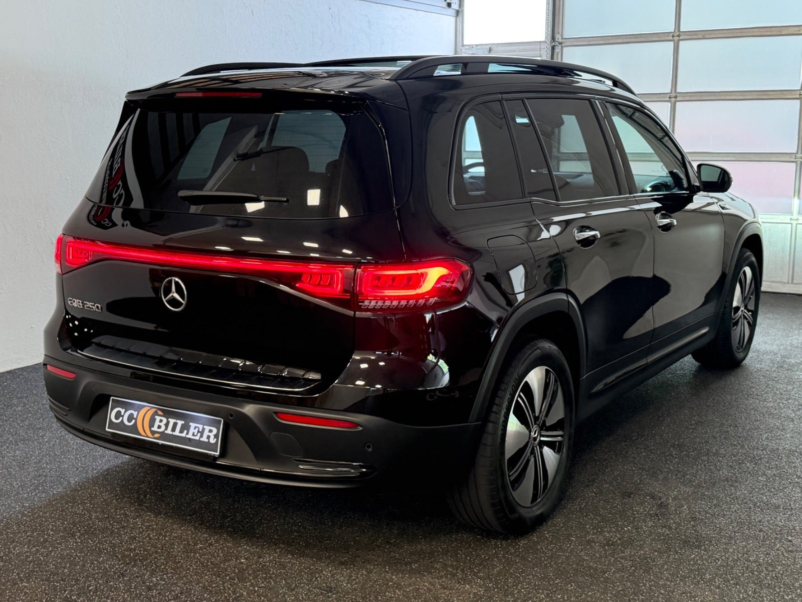 Sort Mercedes EQB250 fra 2023