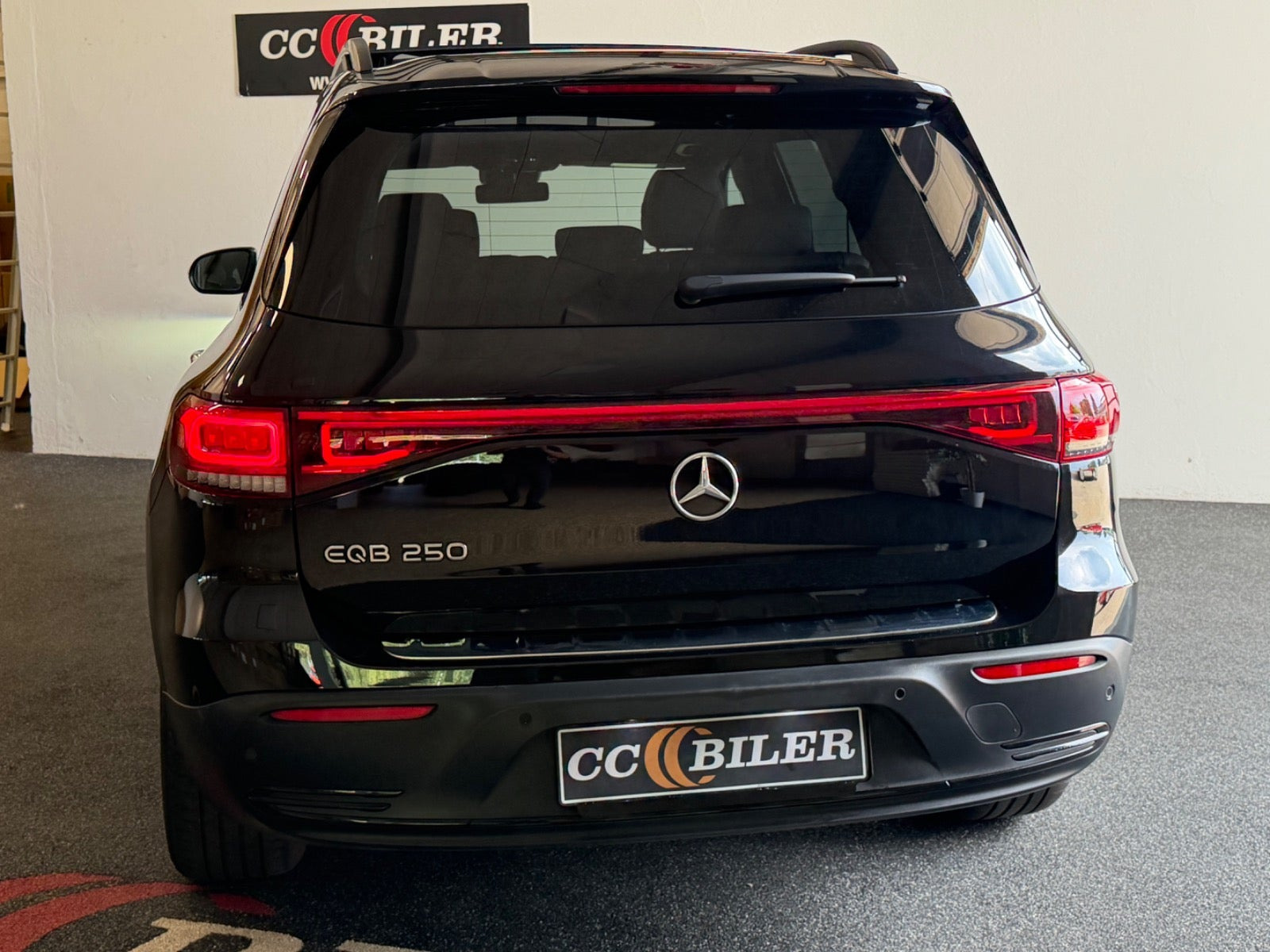 Sort Mercedes EQB250 fra 2023