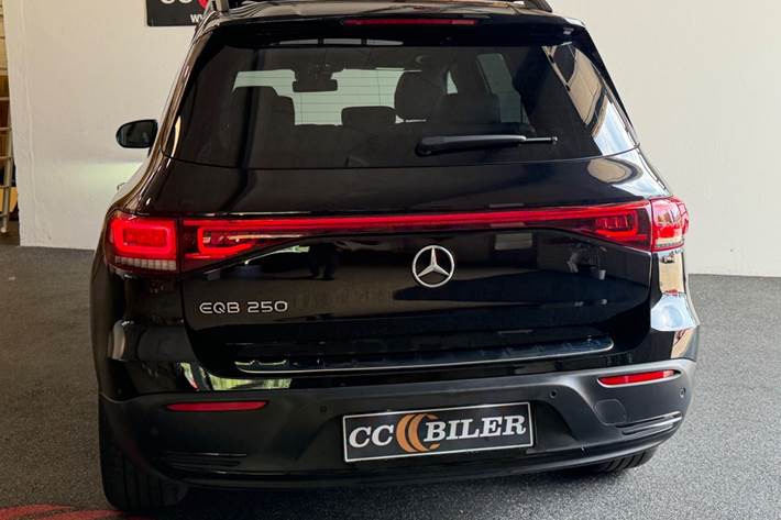 Sort Mercedes EQB250 fra 2023