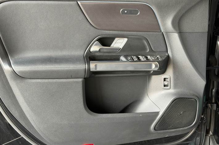 Sort Mercedes EQB250 fra 2023