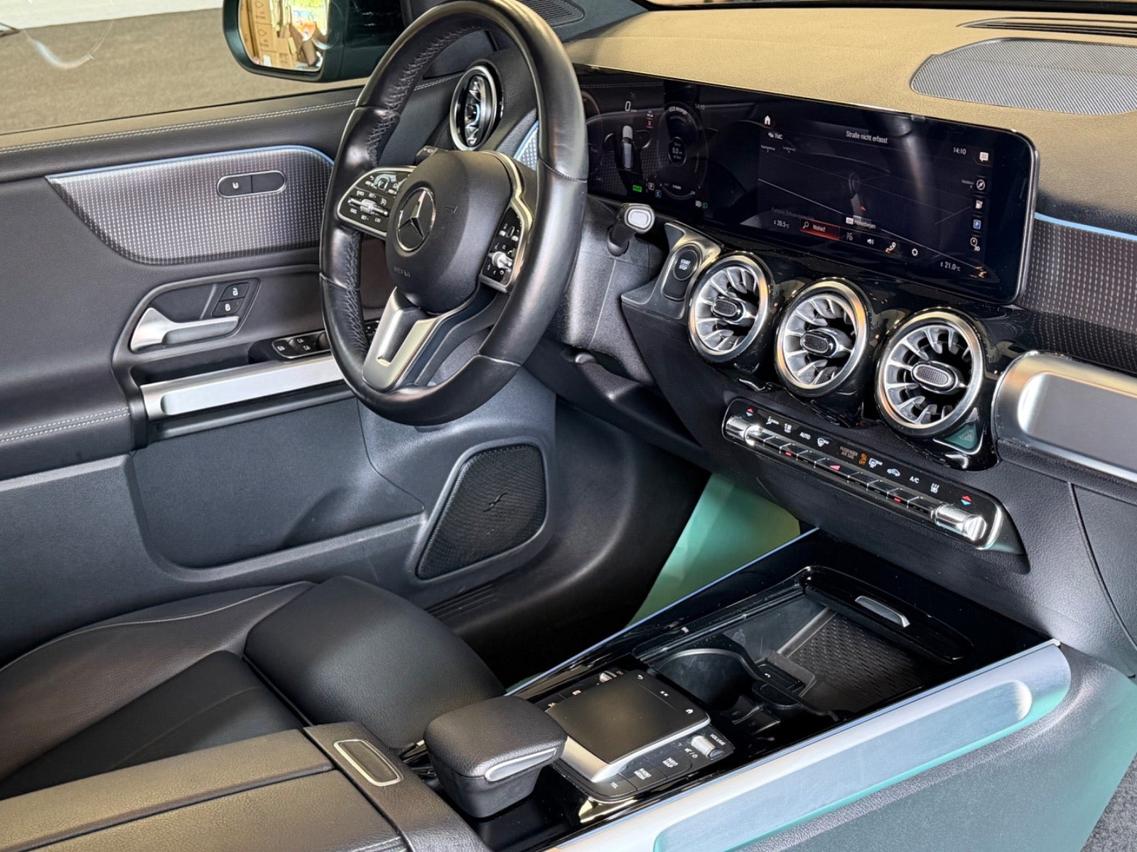 Sort Mercedes EQB250 fra 2023