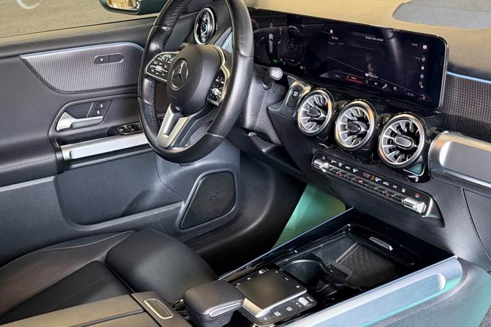 Sort Mercedes EQB250 fra 2023