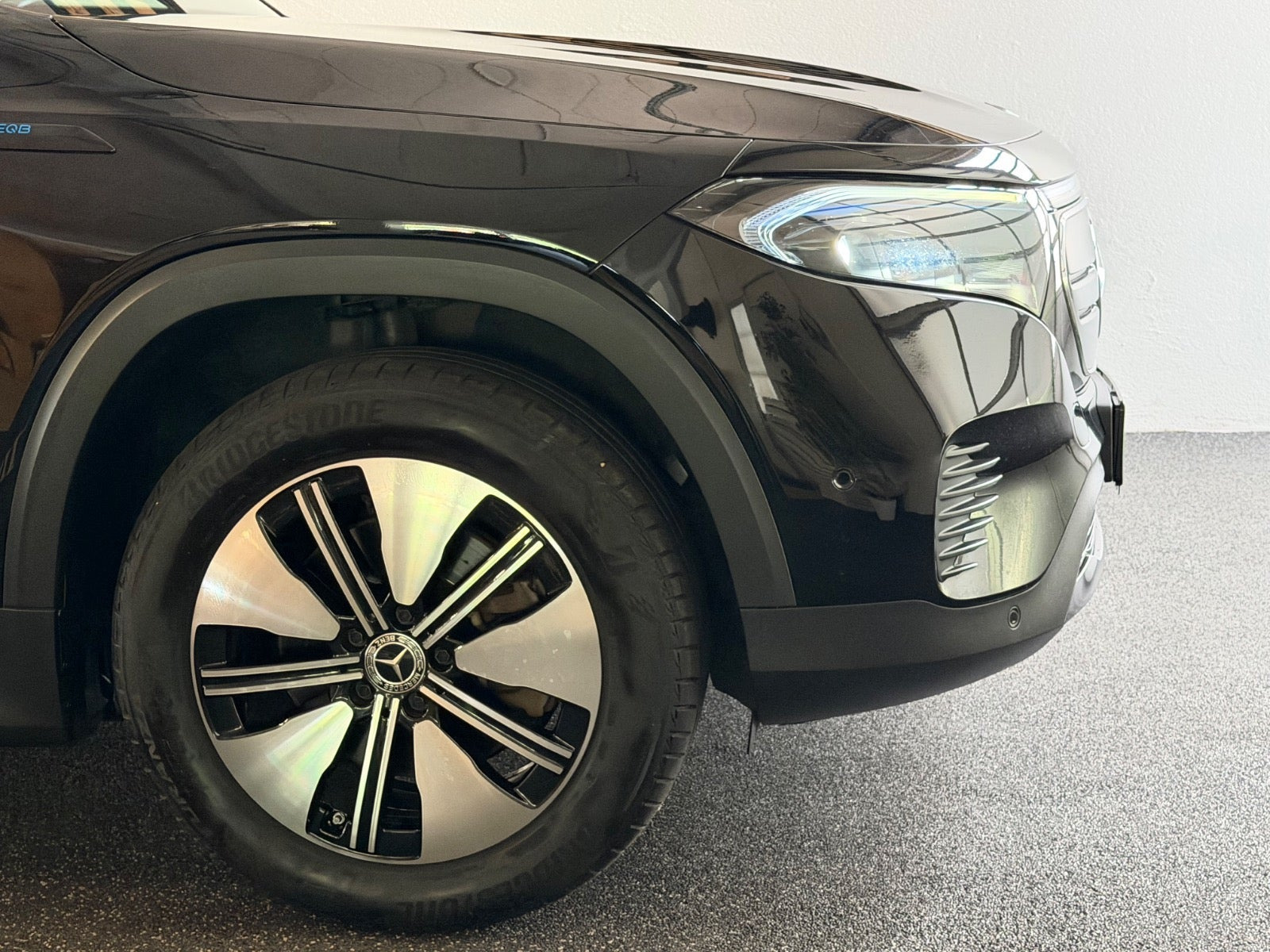 Sort Mercedes EQB250 fra 2023