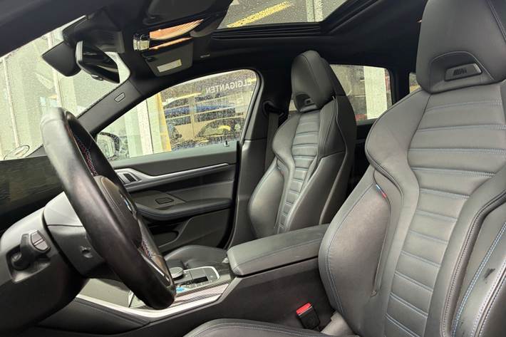 Blå BMW i4 fra 2024