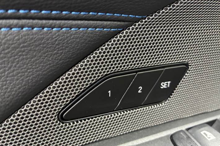 Blå BMW i4 fra 2024