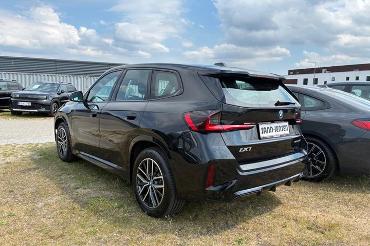 Sort BMW iX1 fra 2025