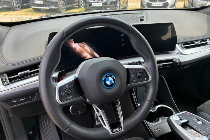 Sort BMW iX1 fra 2025