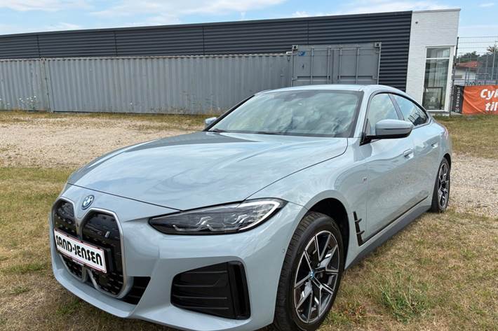 Grå BMW i4 fra 2024