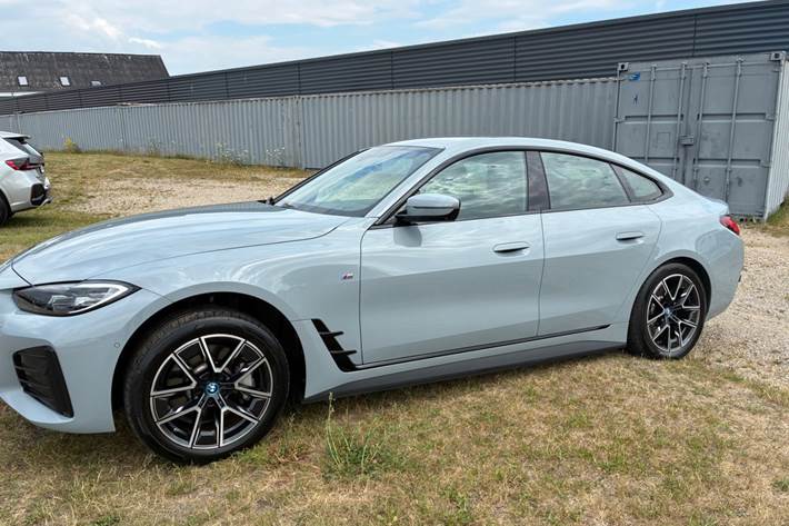 Grå BMW i4 fra 2024