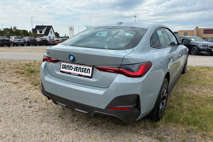 Grå BMW i4 fra 2024