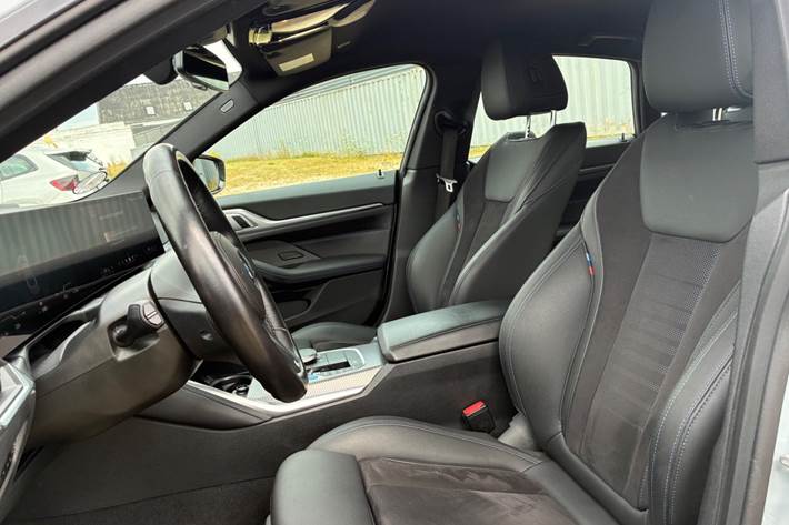 Grå BMW i4 fra 2024