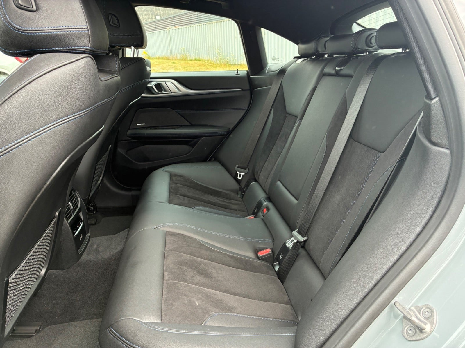 Grå BMW i4 fra 2024