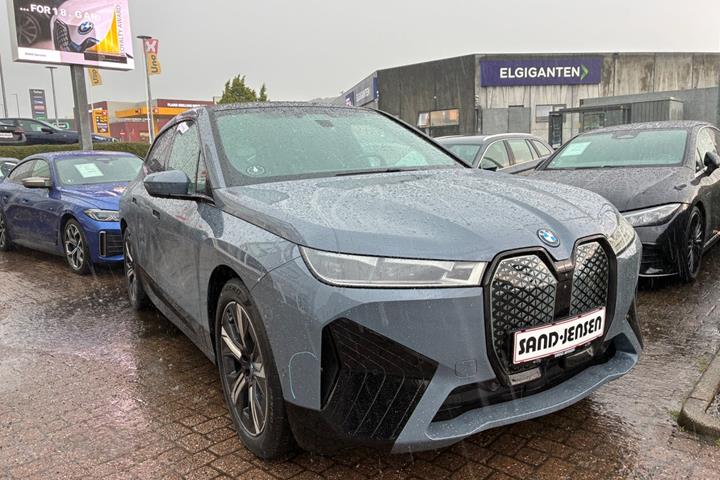 Grå BMW iX fra 2024