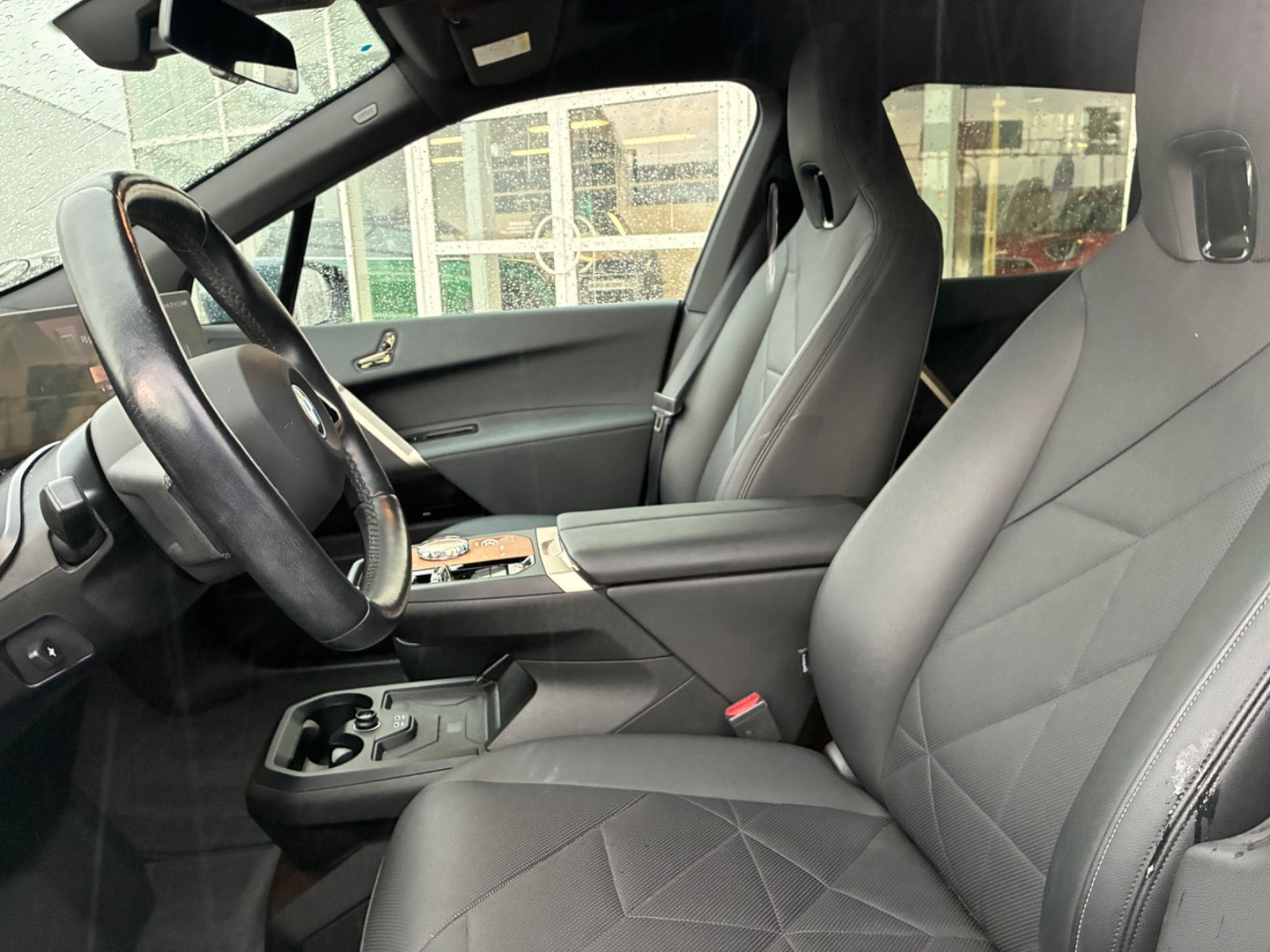 Grå BMW iX fra 2024