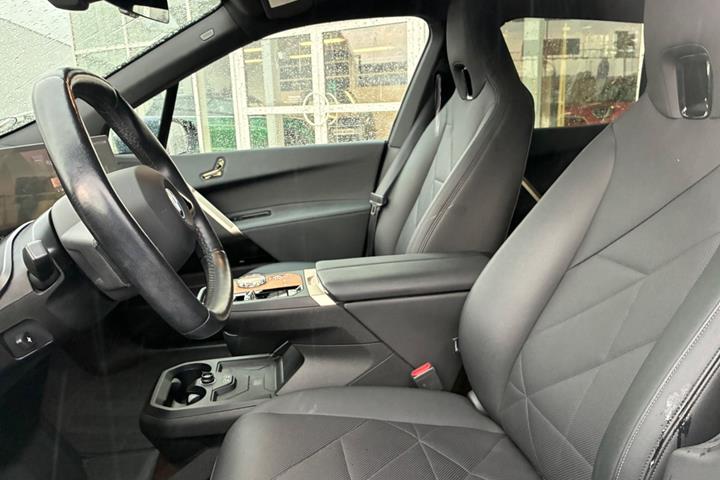 Grå BMW iX fra 2024