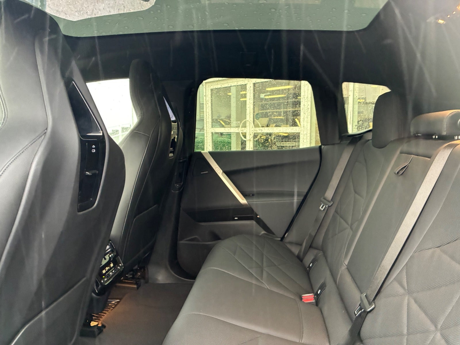 Grå BMW iX fra 2024