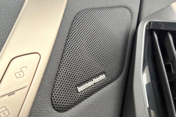 Grå BMW iX fra 2024