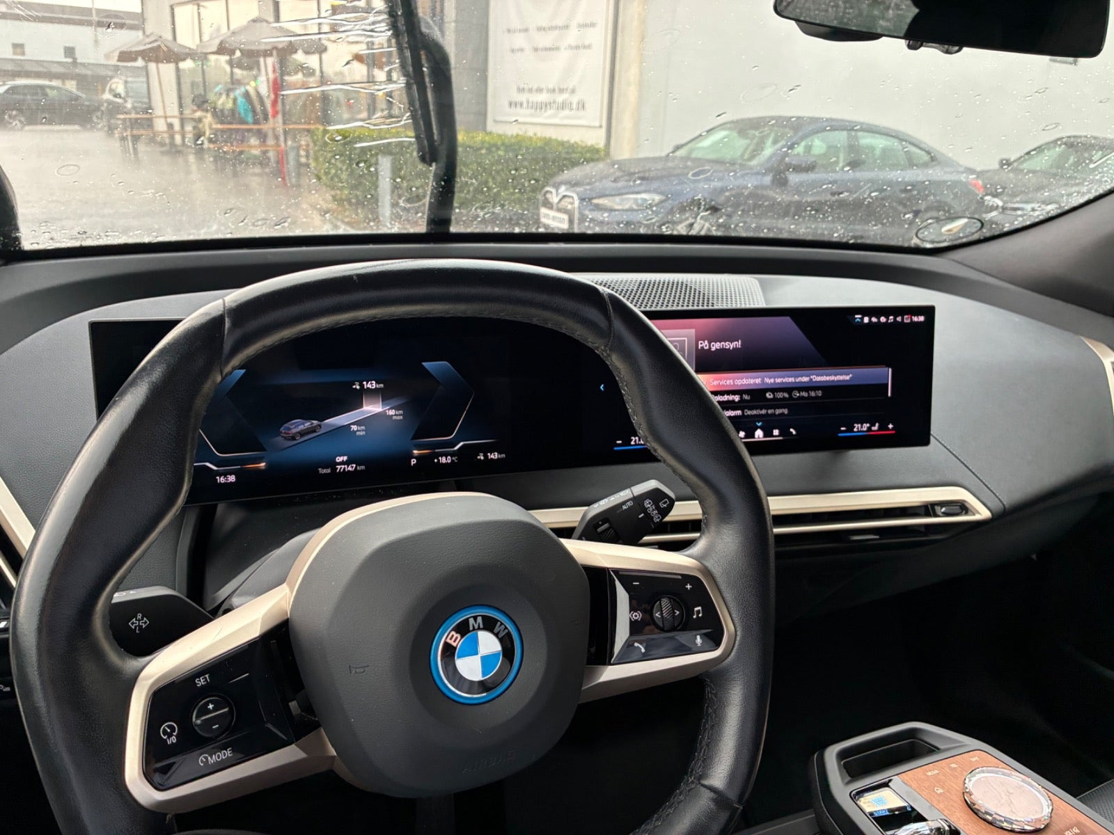 Grå BMW iX fra 2024