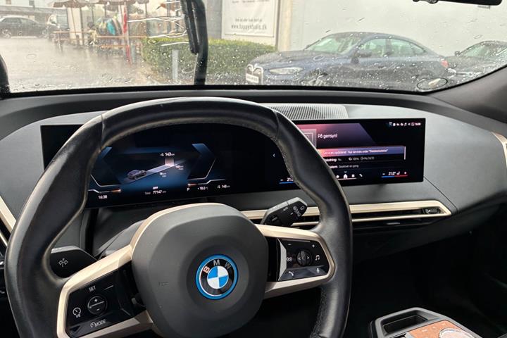 Grå BMW iX fra 2024