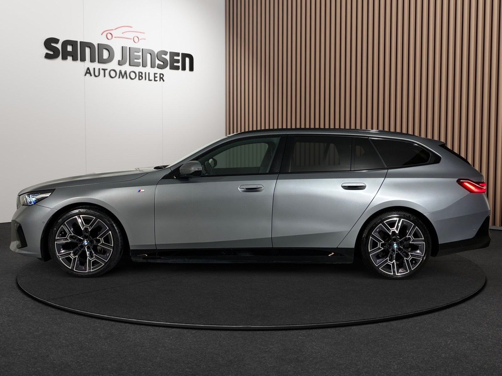 Grå BMW i5 fra 2025