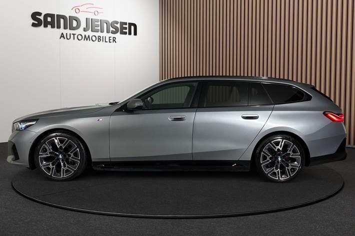 Grå BMW i5 fra 2025