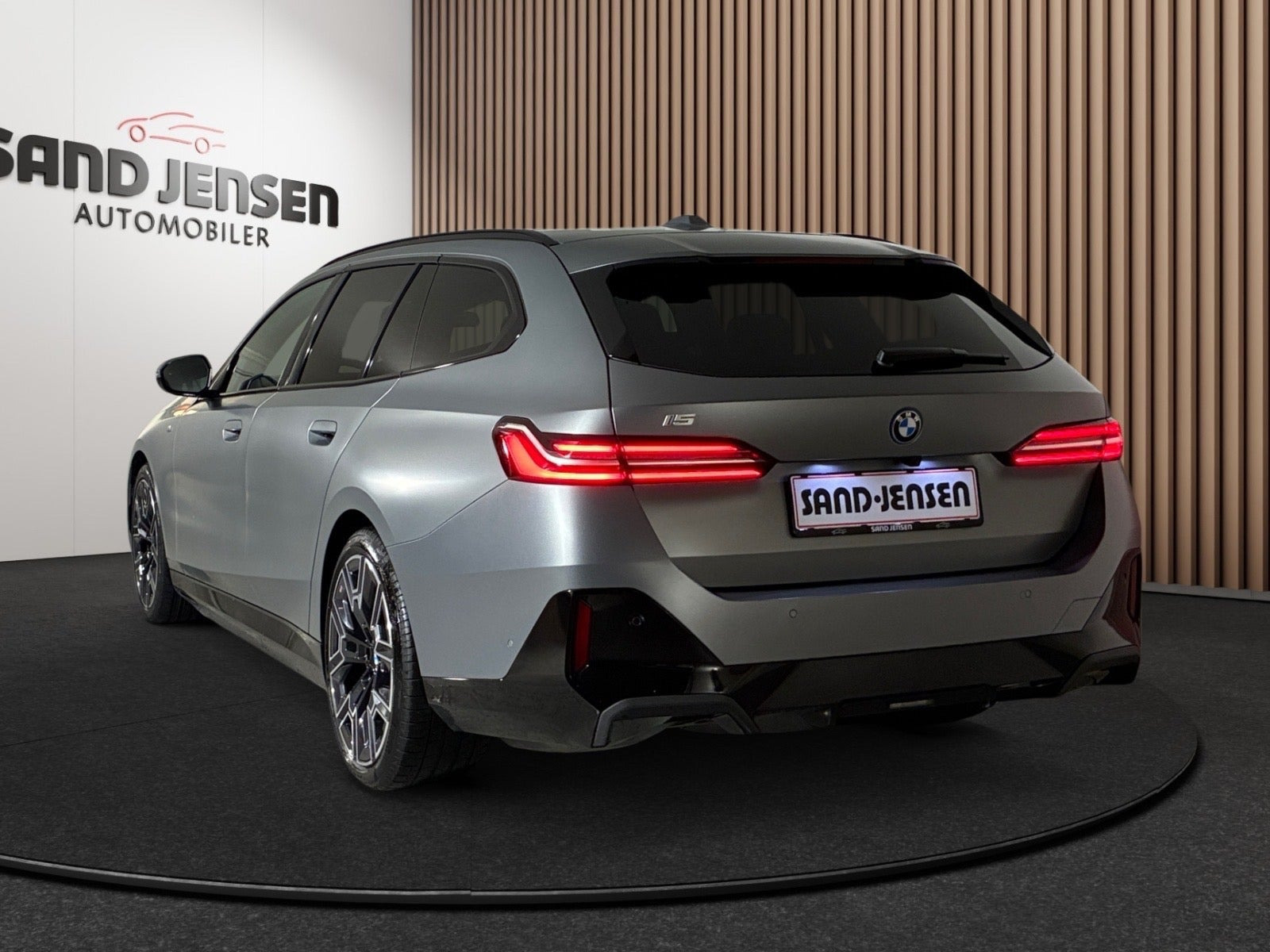 Grå BMW i5 fra 2025