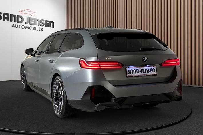 Grå BMW i5 fra 2025