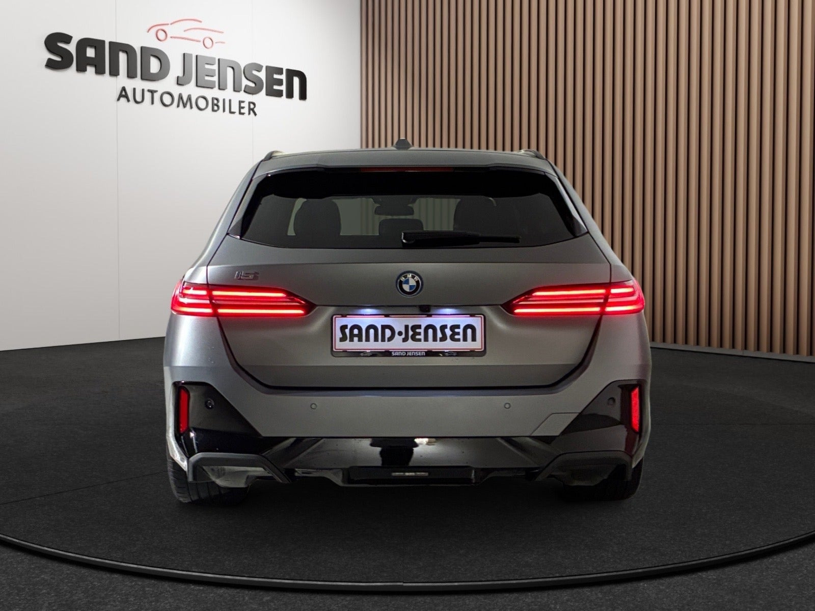 Grå BMW i5 fra 2025