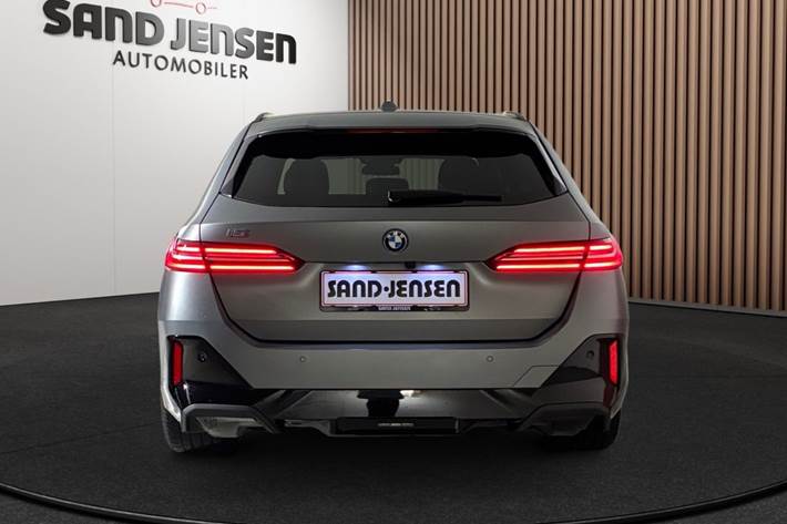 Grå BMW i5 fra 2025