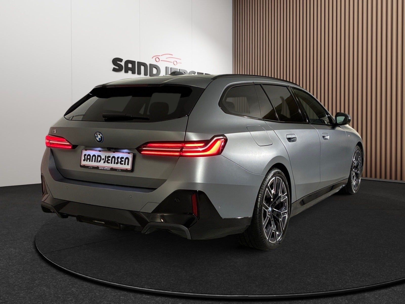 Grå BMW i5 fra 2025