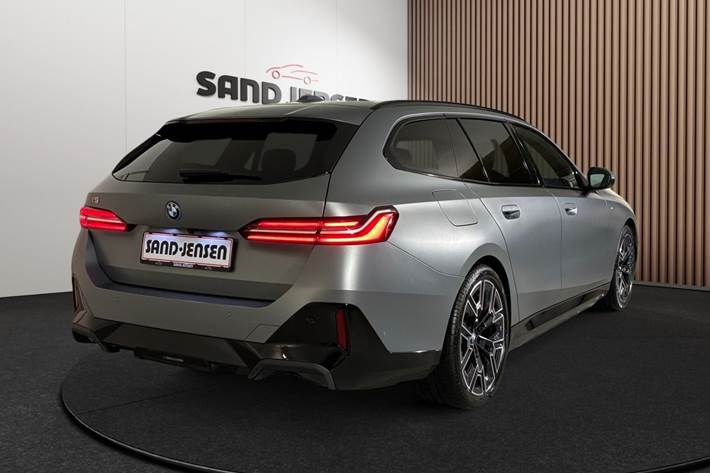 Grå BMW i5 fra 2025