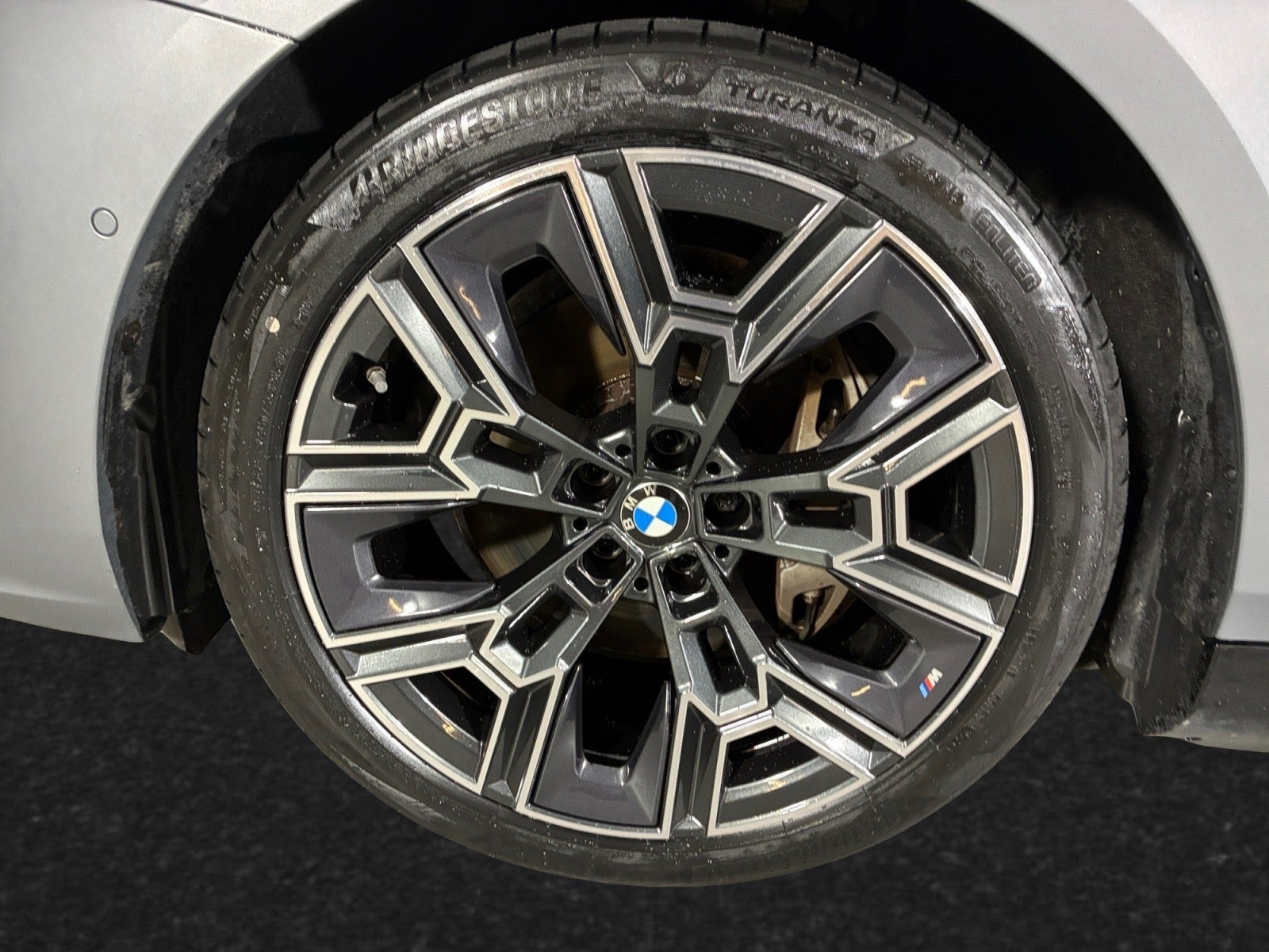 Grå BMW i5 fra 2025